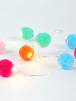 ΛΑΜΠΑΚΙΑ ΔΙΑΚΟΣΜΗΤΙΚΑ ΣΧΕΔΙΟ POM POM ΠΟΛΥΧΡΩΜΑ 10 MINI LED ΘΕΡΜΟ ΛΕΥΚΟ ΑΣΗΜΙ ΚΑΛΩΔΙΟ ΧΑΛΚΟΥ ΚΑΙ ΜΠΑΤΑΡΙΑ 2xAA IP20 900x300mm