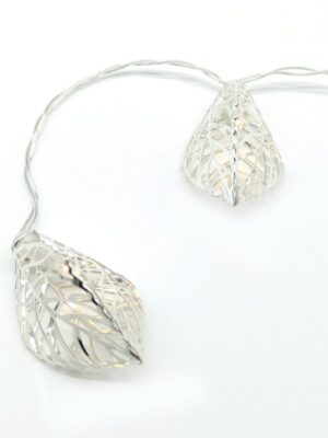 ΔΙΑΚΟΣΜΗΤΙΚΑ ΛΑΜΠΑΚΙΑ ΣΕ ΣΧΗΜΑ ΦΥΛΛΟΥ ΜΕΤΑΛΛΙΚΟ ΑΣΗΜΙ 10 LED ΣΕ ΣΕΙΡΑ ΘΕΡΜΟ ΛΕΥΚΟ ΜΠΑΤΑΡΙΕΣ 3xΑΑ ΜΕ ΧΡΟΝΟΔΙΑΚΟΠΤΗ 6ΟΝ/18OFF