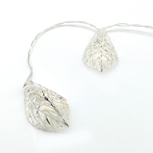 ΔΙΑΚΟΣΜΗΤΙΚΑ ΛΑΜΠΑΚΙΑ ΣΕ ΣΧΗΜΑ ΦΥΛΛΟΥ ΜΕΤΑΛΛΙΚΟ ΑΣΗΜΙ 10 LED ΣΕ ΣΕΙΡΑ ΘΕΡΜΟ ΛΕΥΚΟ ΜΠΑΤΑΡΙΕΣ 3xΑΑ ΜΕ ΧΡΟΝΟΔΙΑΚΟΠΤΗ 6ΟΝ/18OFF