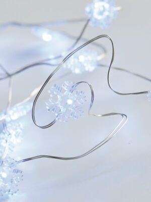 ΛΑΜΠΑΚΙΑ ΔΙΑΚΟΣΜΗΤΙΚΑ ΣΧΕΔΙΟ ΧΙΟΝΟΝΙΦΑΔΑ 20 LED 1.2W ΨΥΧΡΟ ΛΕΥΚΟ ΑΣΗΜΙ ΚΑΛΩΔΙΟ ΧΑΛΚΟΥ ΚΑΙ ΜΠΑΤΑΡΙΑ 2xAA IP20 2m+100mm