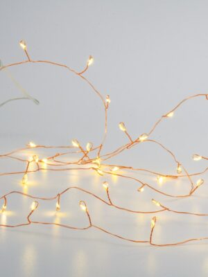 ΛΑΜΠΑΚΙΑ 50 LED 3W ΣΕ ΣΕΙΡΑ ΘΕΡΜΟ ΛΕΥΚΟ ΜΠΑΤΑΡΙΕΣ 3xΑΑ ΜΕ ΧΑΛΚΙΝΟ ΚΑΛΩΔΙΟ ΧΑΛΚΟΥ 2.5m IP20 300mm