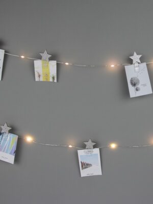 ΛΑΜΠΑΚΙΑ ΔΙΑΚΟΣΜΗΤΙΚΑ ΣΧΕΔΙΟ ΑΣΤΕΡΙΑ ΜΕ ΚΛΙΠ & ΓΚΛΙΤΕΡ 12 25 LED 1.2W ΘΕΡΜΟ ΛΕΥΚΟ ΑΣΗΜΙ ΚΑΛΩΔΙΟ ΧΑΛΚΟΥ ΚΑΙ ΜΠΑΤΑΡΙΑ 3xAA IP20 2400x300mm