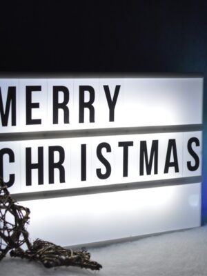 ΚΟΥΤΙ ΜΕ ΕΠΙΓΡΑΦΗ MERRY CHRISTMAS PVC LED ΨΥΧΡΟ ΛΕΥΚΟ ΜΠΑΤΑΡ 3/6ΧAA & USB IP20 300X40X220mm