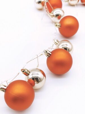 ΛΑΜΠΑΚΙΑ ΔΙΑΚΟΣΜΗΤΙΚΑ ΣΧΕΔΙΟ ΧΡΙΣΤΟΥΓΕΝΝΙΑΤΙΚΕΣ ΜΠΑΛΕΣ ΧΡΩΜΙΟ & ΧΑΛΚΙΝΕΣ 40 80 LED ΘΕΡΜΟ ΛΕΥΚΟ ΚΑΛΩΔΙΟ ΧΑΛΚΟΥ ΚΑΙ ΜΠΑΤΑΡΙΑ 3xAA IP20 2m+300mm