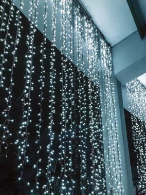 ΛΑΜΠΑΚΙΑ ΚΟΥΡΤΙΝΑ 240 LED 20x12 ΣΕΙΡΕΣ ΨΥΧΡΟ ΛΕΥΚΟ ΜΕ ΑΝΤΑΠΤΟΡΑ 31VDC & ΔΥΝΑΤΟΤΗΤΑ ΕΠΕΚΤΑΣΗΣ MAX 2 ΣΕΤ ΜΕ ΚΑΛΩΔΙΟ ΔΙΑΦΑΝΟ IP44 2000x1000mm