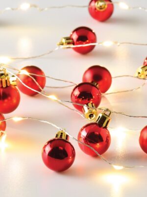 ΛΑΜΠΑΚΙΑ ΔΙΑΚΟΣΜΗΤΙΚΑ ΣΧΕΔΙΟ ΧΡΙΣΤΟΥΓΕΝΝΙΑΤΙΚΗ ΓΙΡΛΑΝΤΑ ΜΕ ΜΠΑΛΕΣ ΚΟΚΚΙΝΕΣ 20 MINI LED ΘΕΡΜΟ ΛΕΥΚΟ ΚΑΛΩΔΙΟ ΧΑΛΚΟΥ ΚΑΙ ΜΠΑΤΑΡΙΑ 2xAA IP20 1900x300mm