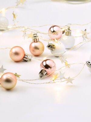 ΛΑΜΠΑΚΙΑ ΔΙΑΚΟΣΜΗΤΙΚΑ ΣΧΕΔΙΟ ΧΡΙΣΤΟΥΓΕΝΝΙΑΤΙΚΗ ΓΙΡΛΑΝΤΑ ΜΕ ΜΠΑΛΕΣ ΛΕΥΚΕΣ 20 MINI LED ΘΕΡΜΟ ΛΕΥΚΟ ΚΑΛΩΔΙΟ ΧΑΛΚΟΥ ΚΑΙ ΜΠΑΤΑΡΙΑ 2xAA IP20 1900x300mm