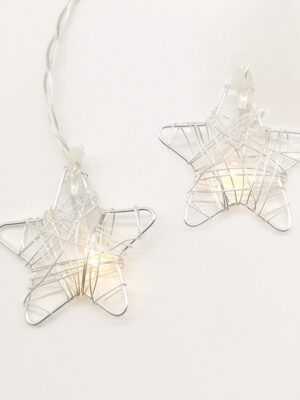 ΔΙΑΚΟΣΜΗΤΙΚΑ ΛΑΜΠΑΚΙΑ ΑΣΤΕΡΙ ΜΕΤΑΛΛΙΚΟ ΑΣΗΜΙ 10 LED ΣΕ ΣΕΙΡΑ ΘΕΡΜΟ ΛΕΥΚΟ ΜΠΑΤΑΡΙΕΣ 3xΑΑ ΜΕ ΚΑΛΩΔΙΟ ΔΙΑΦΑΝΟ 300mm IP20 1350mm