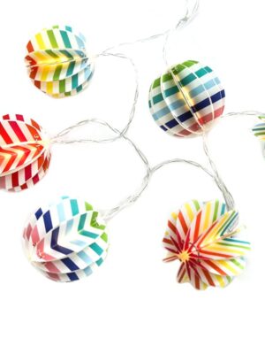 ΔΙΑΚΟΣΜΗΤΙΚΑ ΛΑΜΠΑΚΙΑ ΧΑΡΤΙΝΑ ΤΡΙΓΩΝΑ ΠΟΛΥΧΡΩΜΑ 10 LED ΣΕ ΣΕΙΡΑ ΘΕΡΜΟ ΛΕΥΚΟ ΜΠΑΤΑΡΙΕΣ 2xΑΑ IP20